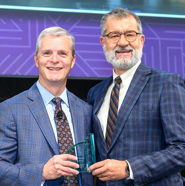 Darcy Marciniuk, MD, FCCP, receiving the Alfred Soffer Award for Editorial Excellence