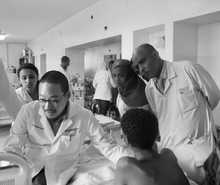 Dr. Dawit Kebede Huluku, a 2017 EATI graduate, leads pulmonary rounds.